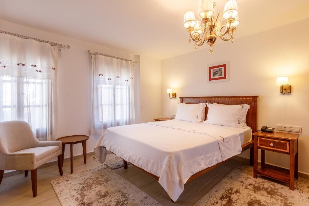 Suit Teras Oda, Avlu Manzaralı (Teraslı)