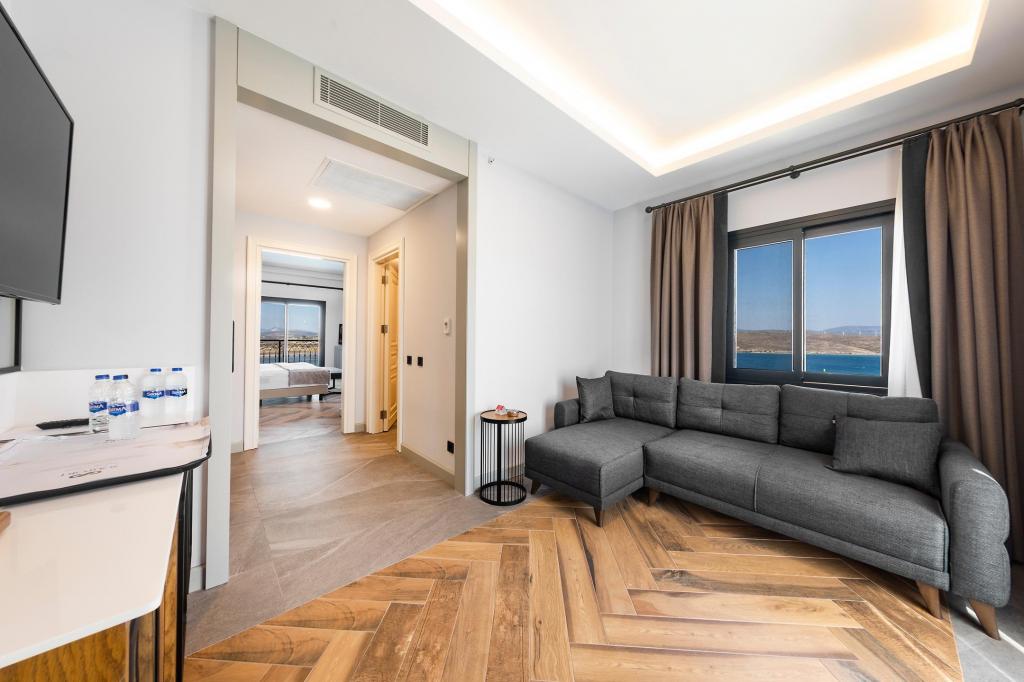 Köşe Suit Oda, Deniz Manzaralı (Balkonlu)