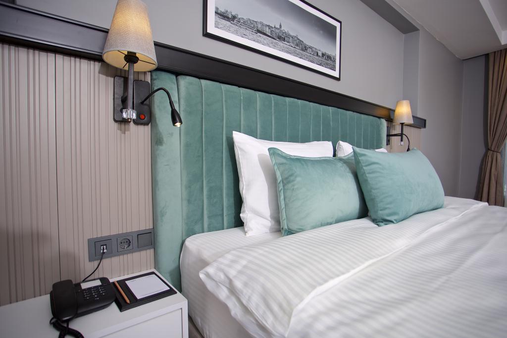 Twin Room, Land View