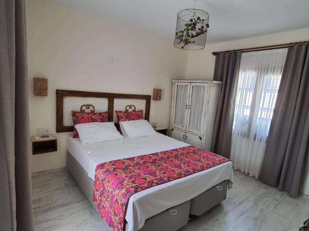 White Room, Street View (Balcony)