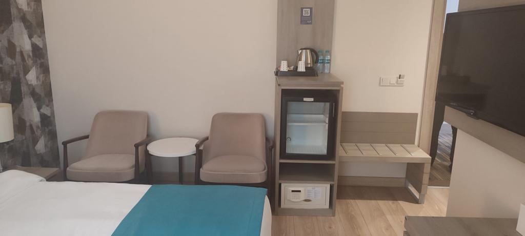 Economy Room, Viewless