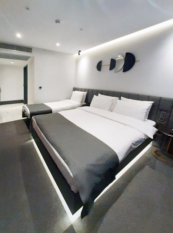 Standard Room, City View (3 Person)