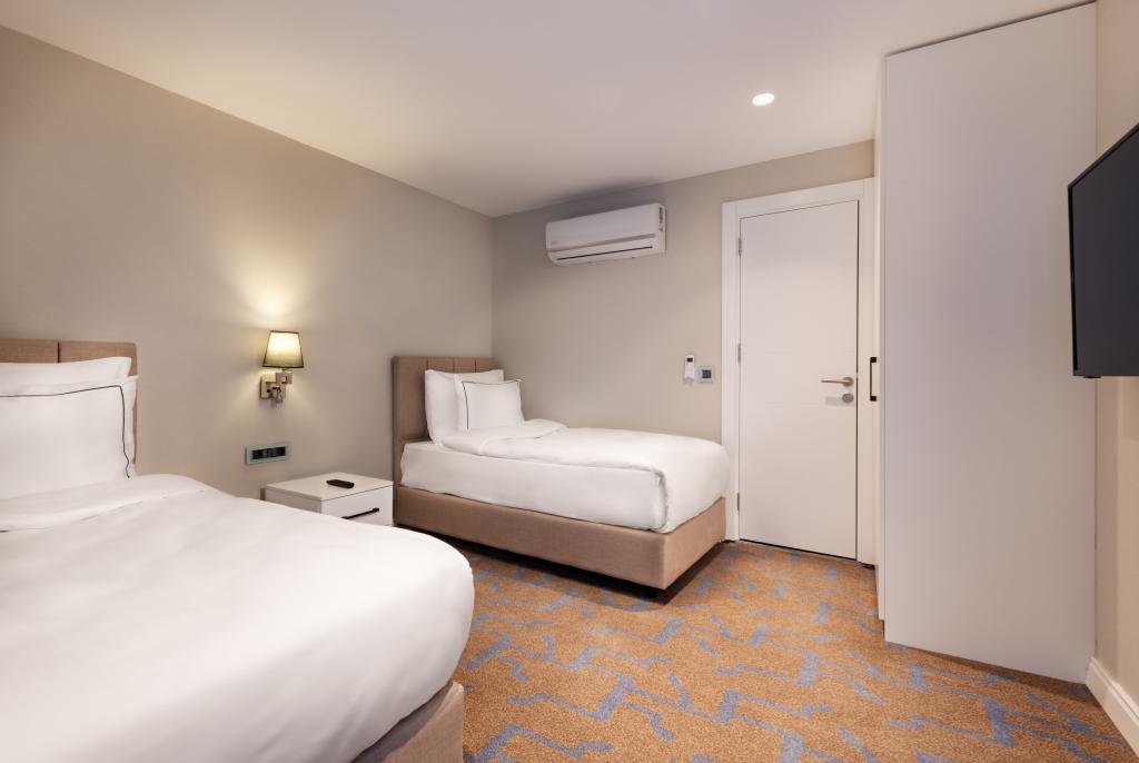 Family Suite Garden Floor Room, Courtyard View