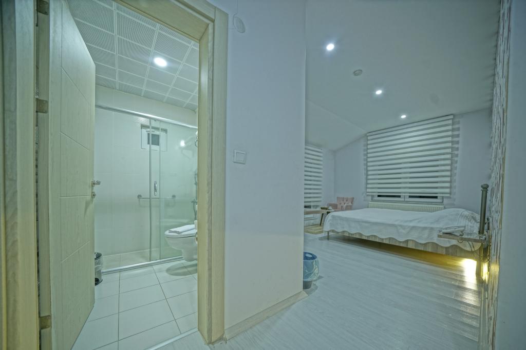 Superior Room (3 Person, Balcony)