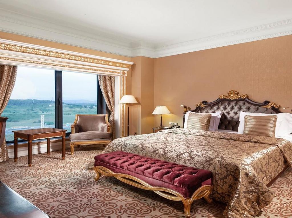 Suite Room, City View