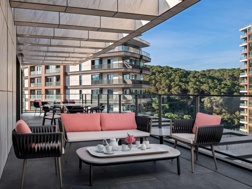 Standard Deluxe Suite Room, City View (Balcony)