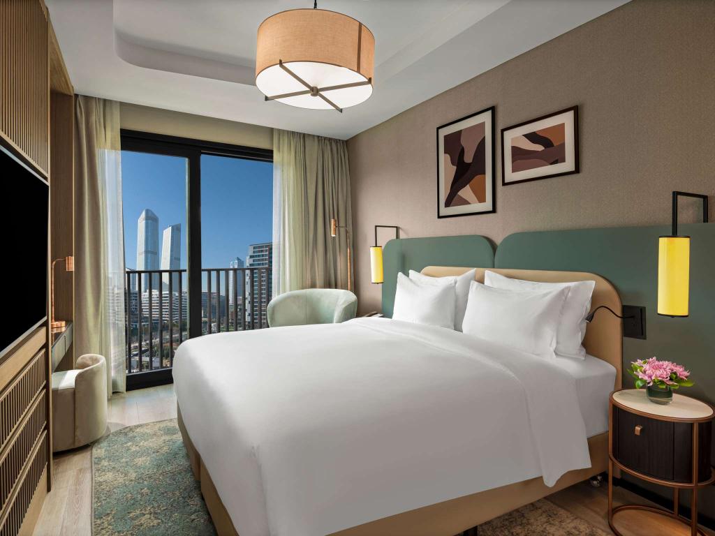 Superior King Room, City View