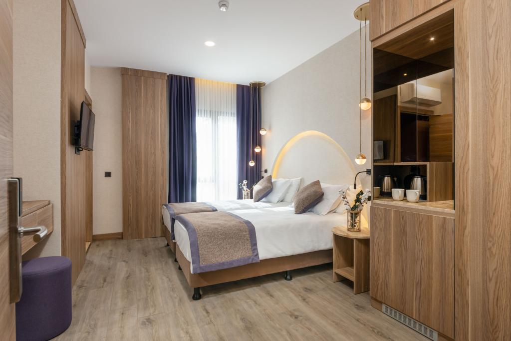 King Economy Room, Pool View (No Smoking)