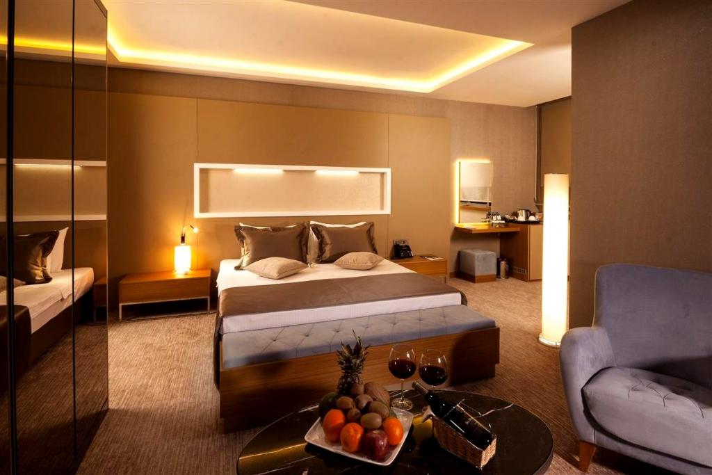 Superior Oda, Kara Manzaralı