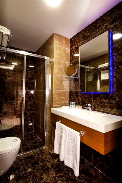 Suit Oda, Kara Manzaralı