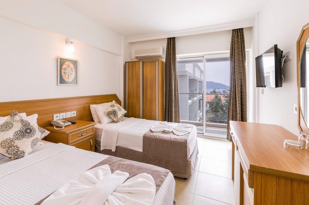 Junior Suit Oda, Kara Manzaralı (Balkonlu)