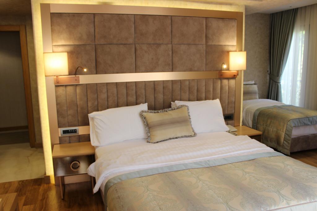 Connected Room, Garden View