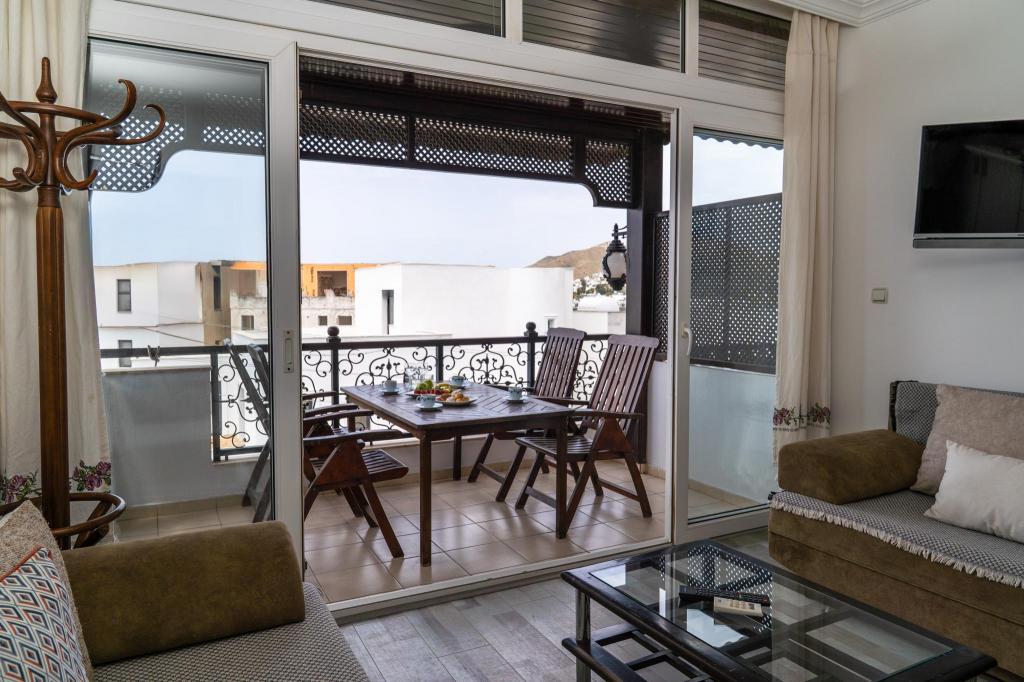 Daire-Tek Yatak Odalı,Havuz Manzaralı,Balkon veya Teraslı