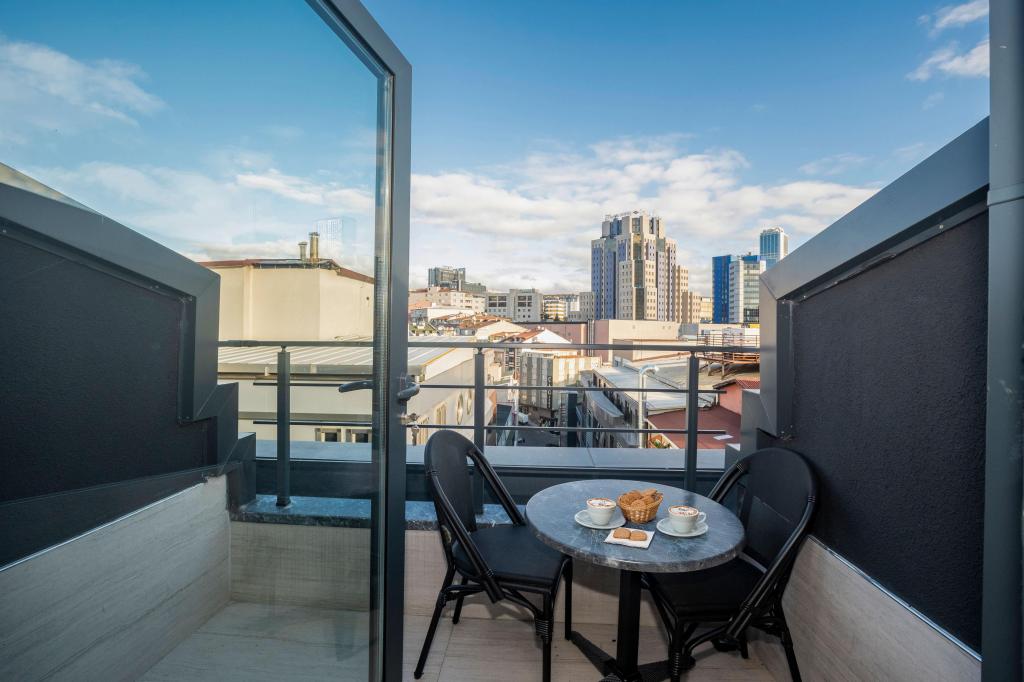Deluxe Oda, Cadde Manzaralı (Balkonlu)