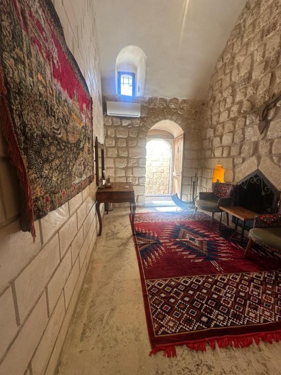 Laleş,Avlu Manzaralı,Şömineli