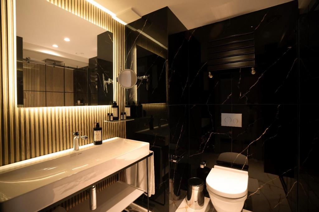 Aile Köşe Odası, Bahçe Manzaralı (Balkonlu)