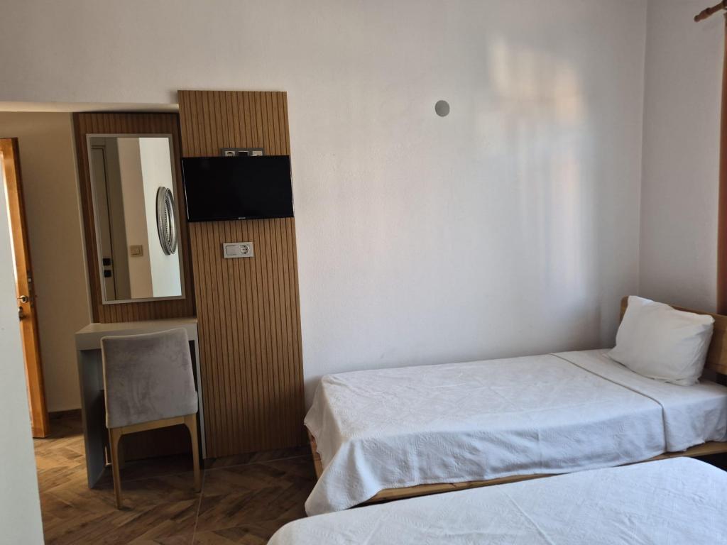 Triple,Şehir Manzaralı