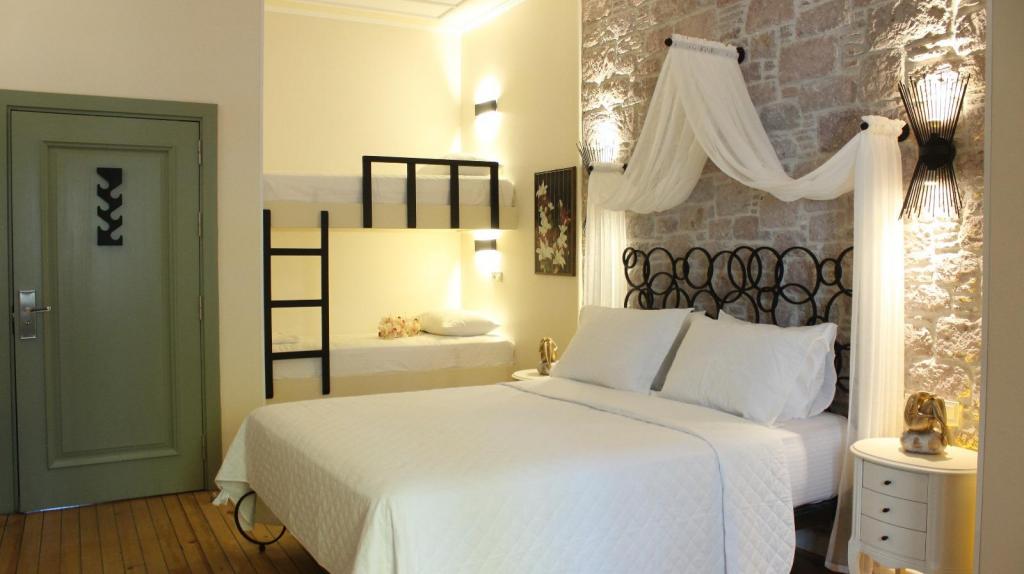 Aile Odası, Cadde Manzaralı