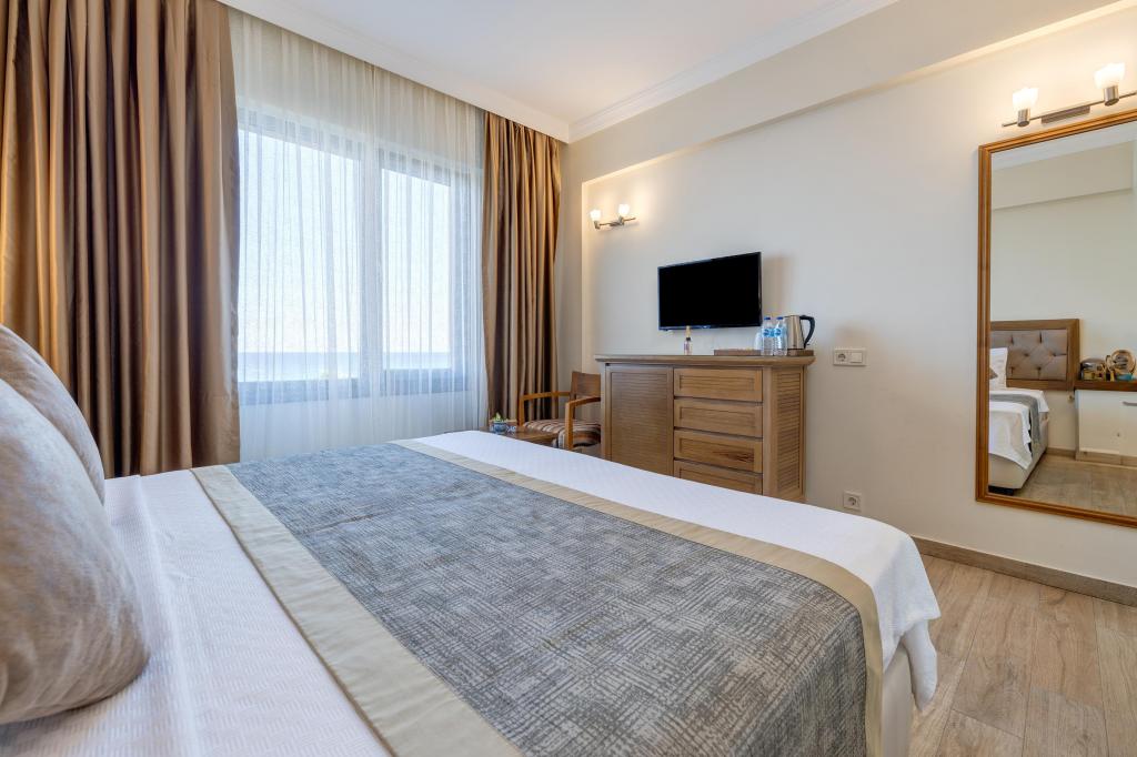 Standart Oda,Kara veya Havuz Manzaralı