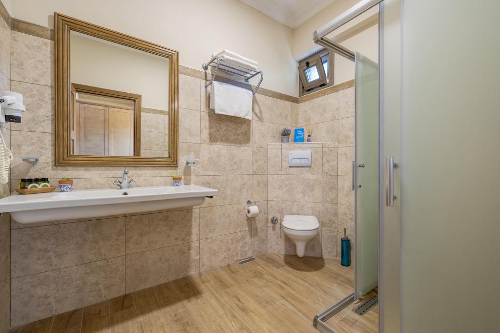 Deluxe Üç Kişilik Oda ,Kara veya Havuz Manzaralı