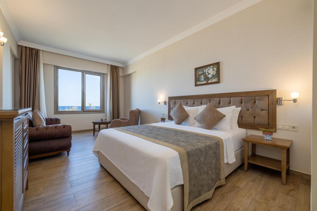 Deluxe Üç Kişilik Oda ,Kara veya Havuz Manzaralı