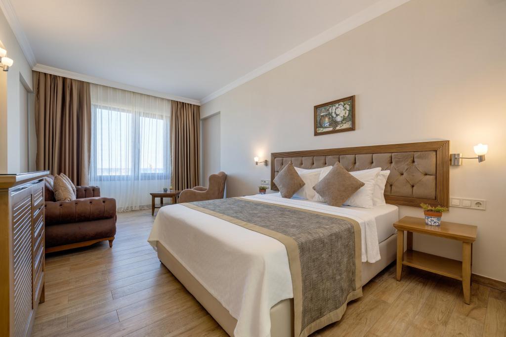 Deluxe Üç Kişilik Oda ,Kara veya Havuz Manzaralı