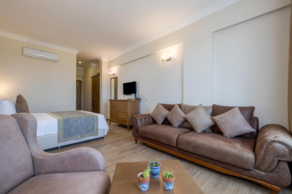 Deluxe Üç Kişilik Oda ,Kara veya Havuz Manzaralı