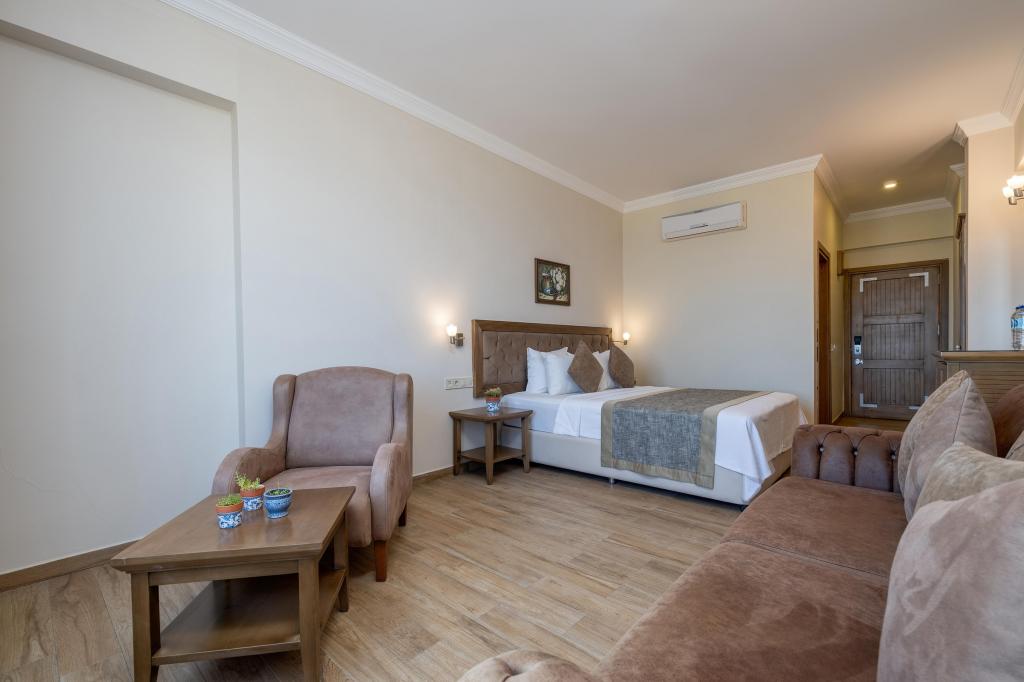 Deluxe Üç Kişilik Oda ,Kara veya Havuz Manzaralı