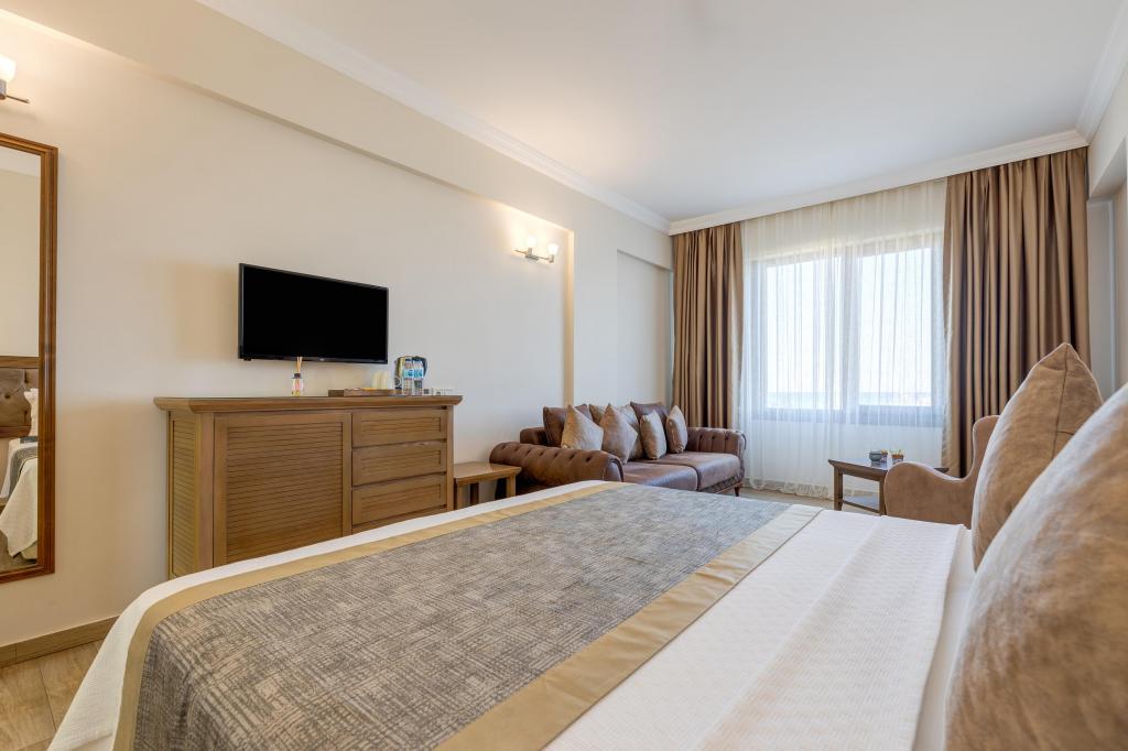 Deluxe Üç Kişilik Oda ,Kara veya Havuz Manzaralı