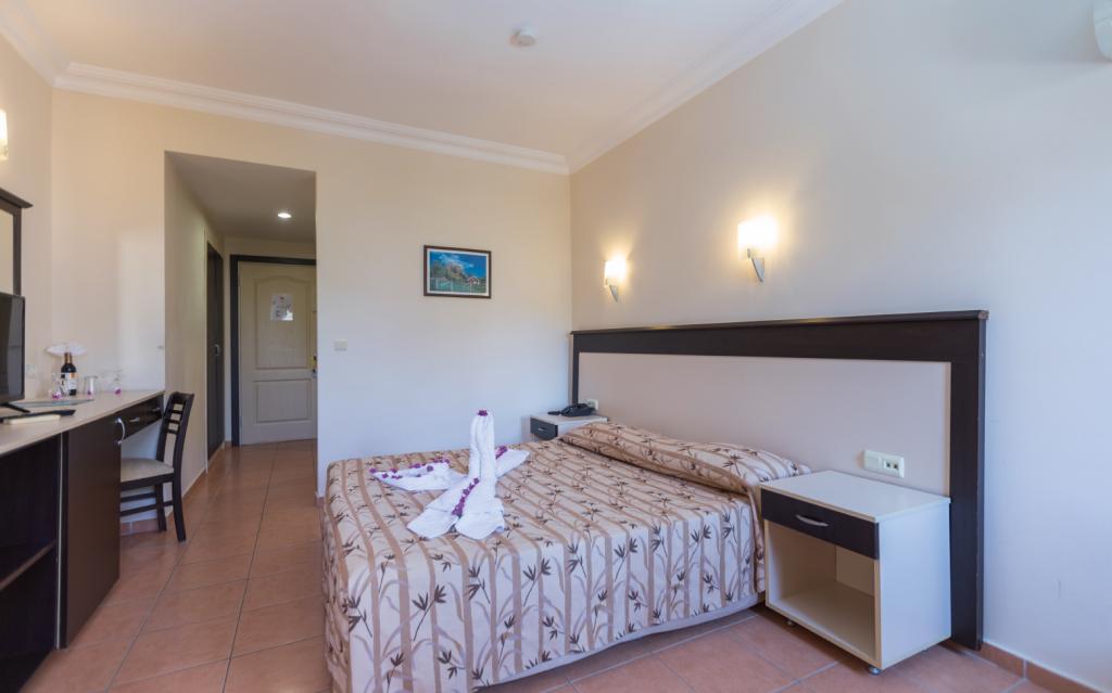 Standart Oda, Havuz Manzaralı (Balkonlu)