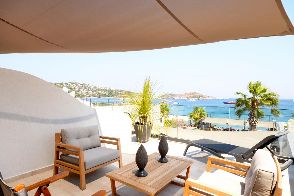 Aile Suit Odası, Deniz Manzaralı (Balkonlu)