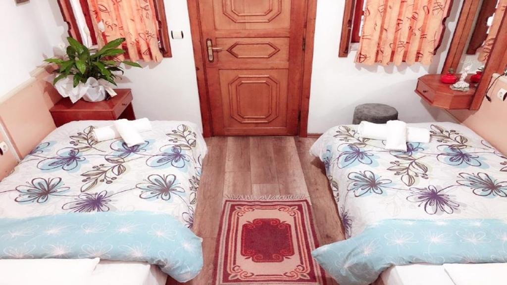 Iki Ayrı Yataklı Oda, Bahçe Manzaralı