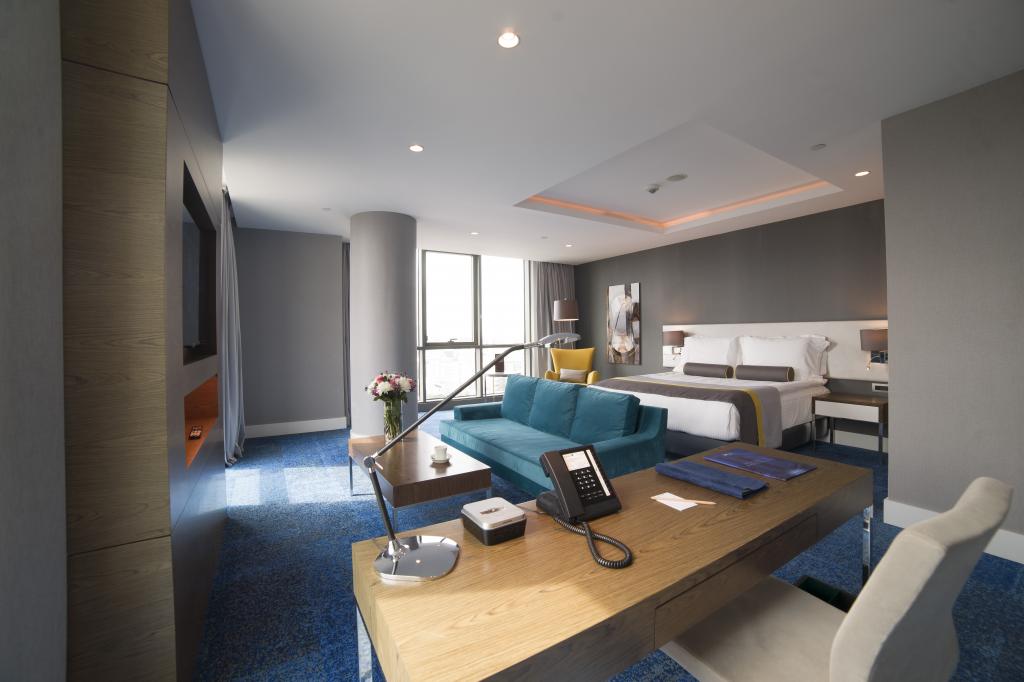 Corner Suite Room (4 Person)