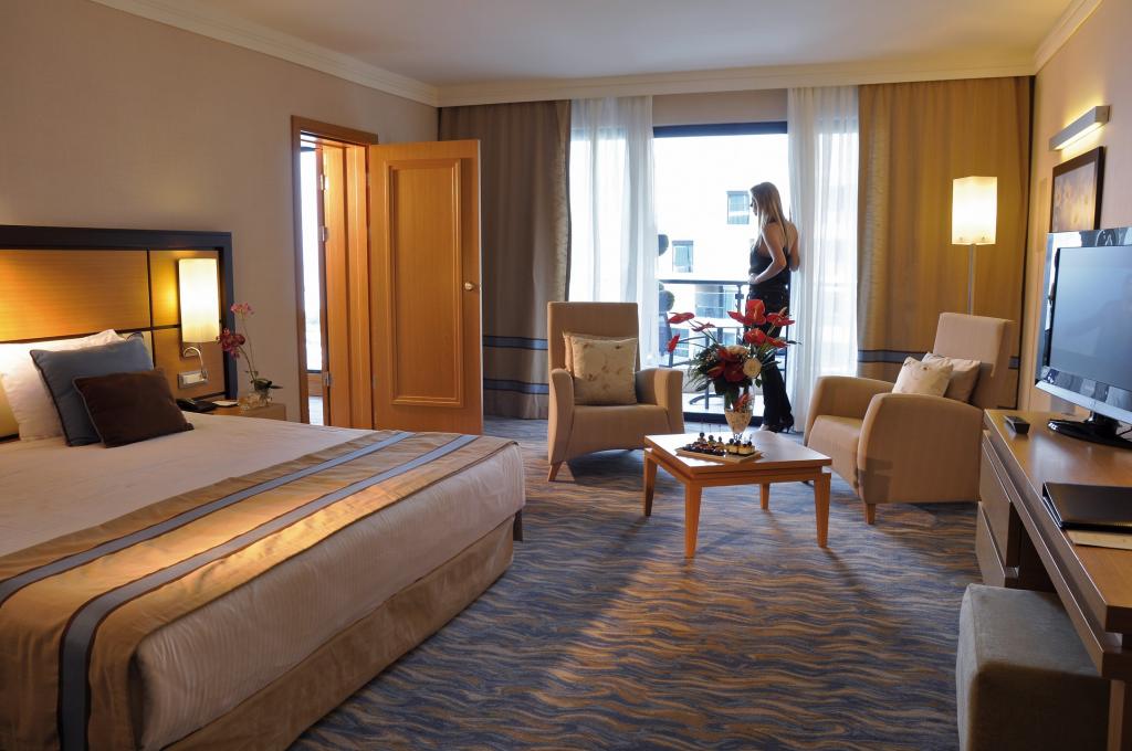 Senior Suit Oda, Kara Manzaralı (Balkonlu)