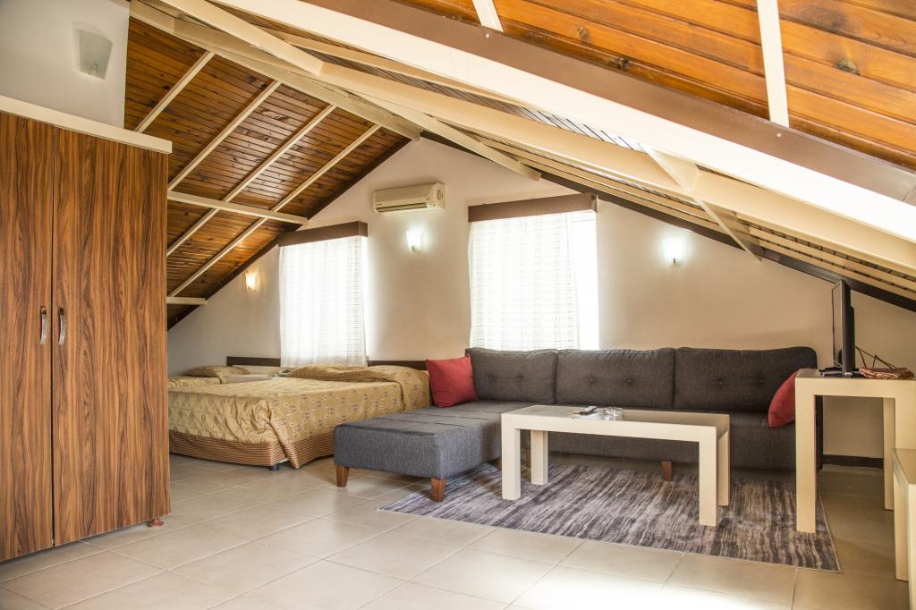 Studio Suite Room, Pool View (Balcony)