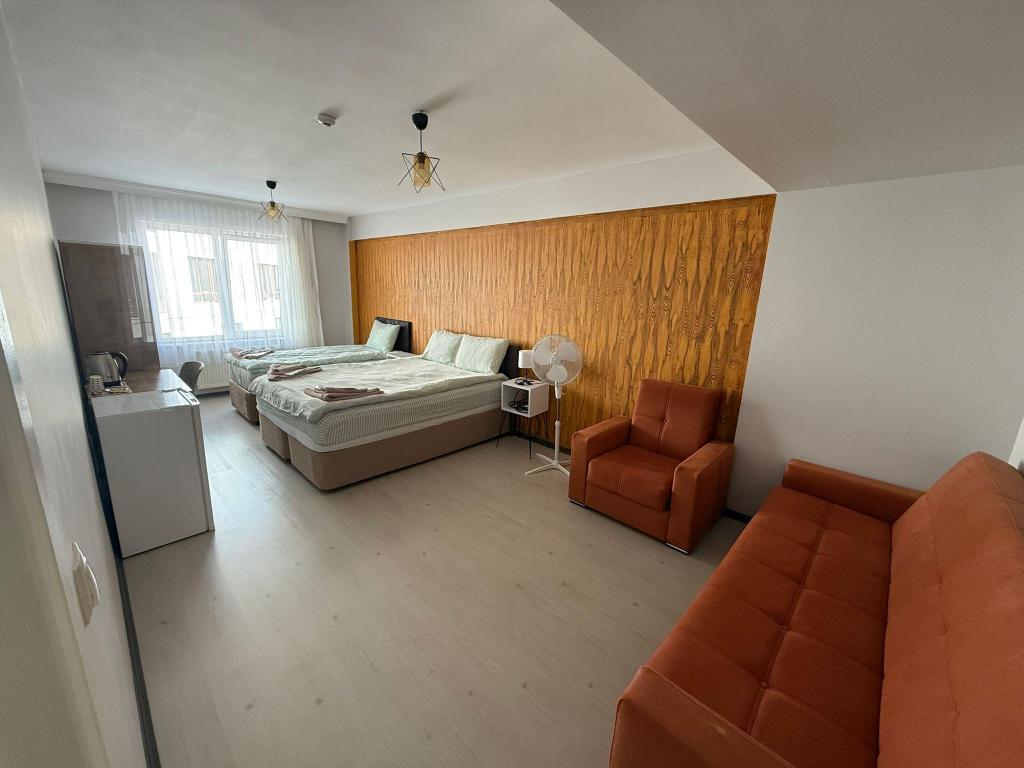 Aile Odası, Cadde Manzaralı