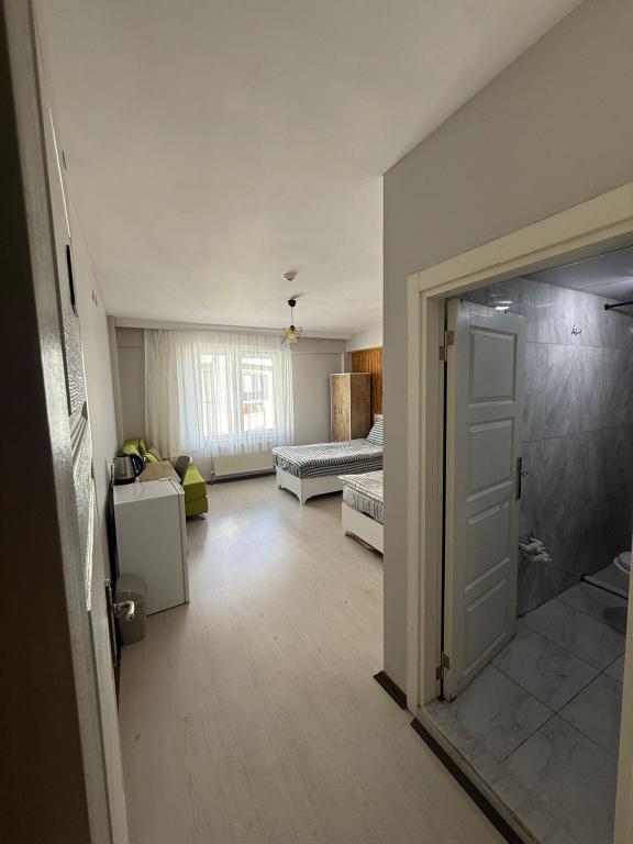 Iki Ayrı Yataklı Oda, Cadde Manzaralı