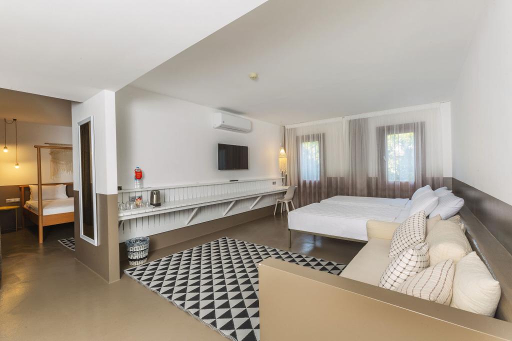 Deluxe Oda, Bahçe Veya Havuz Manzaralı (Balkonlu)