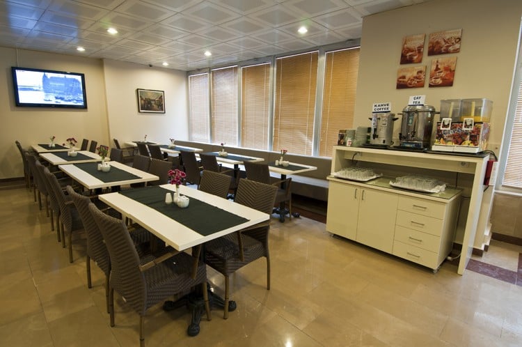 Misafirlerimiz Lobide çay, kahve ve çeşitli ikramlardan ücretsiz faydalanabilirler.