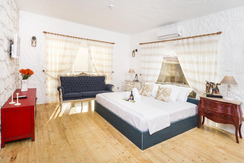 King Suit Oda, Havuz Manzaralı