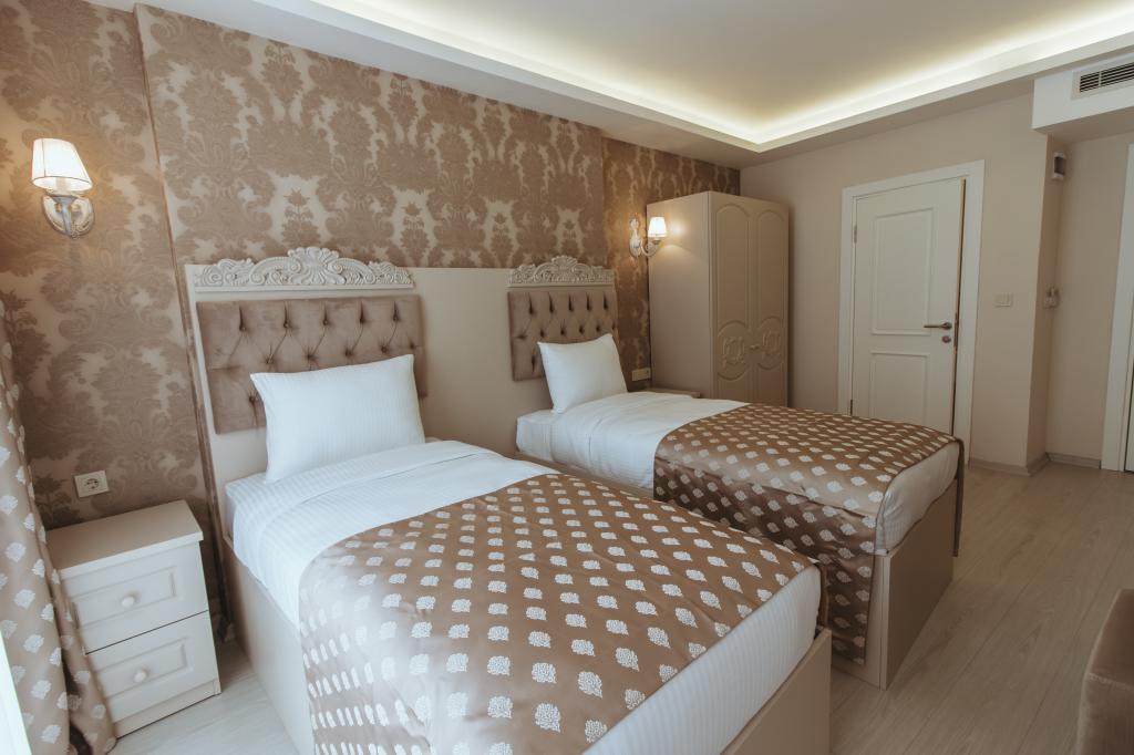 Twin Room, Street View