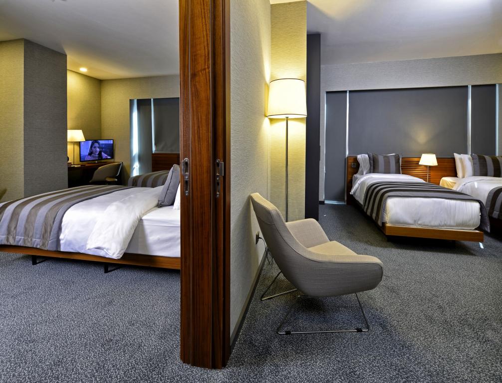 Bağlantılı Oda, Şehir Manzaralı