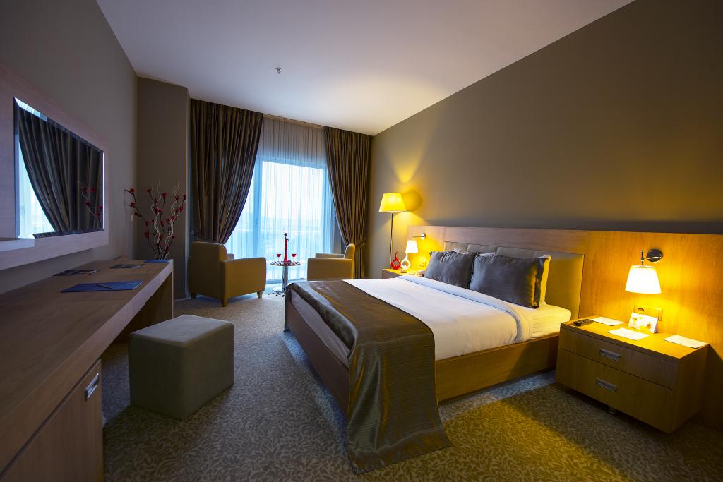 Bağlantılı Oda, Bahçe Manzaralı