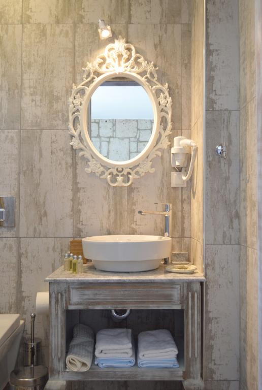 Deluxe Oda Balkonlu,Havuz Manzaralı