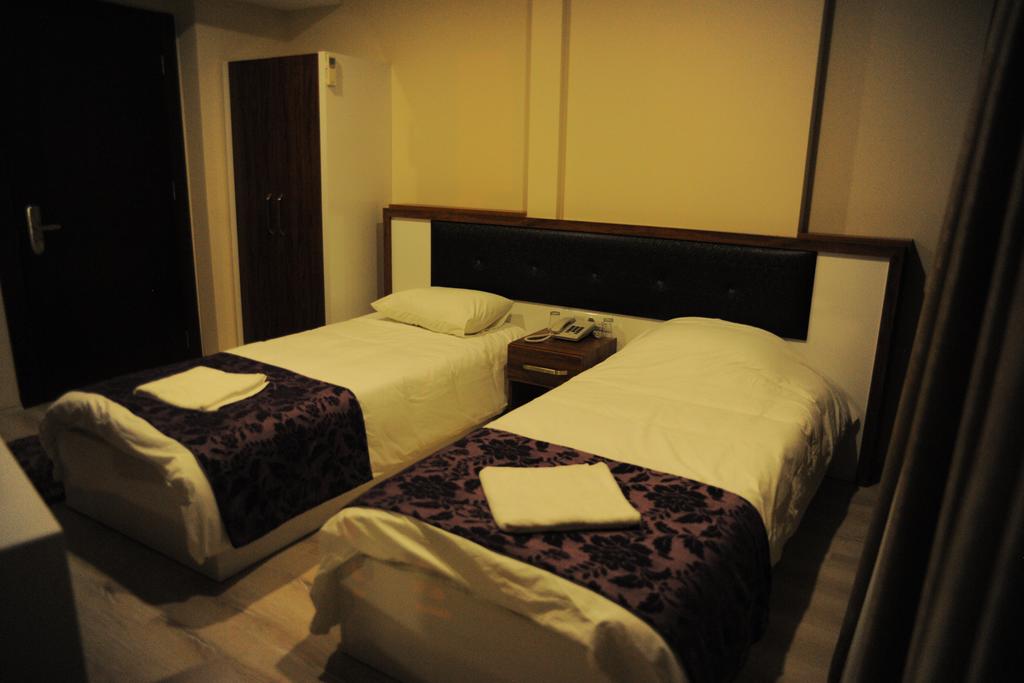 Iki Ayrı Yataklı Oda, Şehir Manzaralı