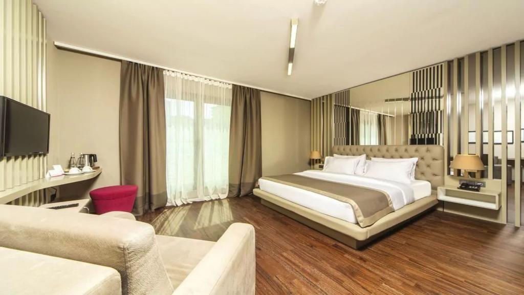 Deluxe Room, City View