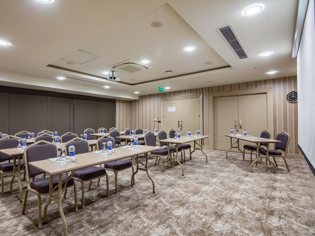 Holiday Inn Antalya Lara | Etstur