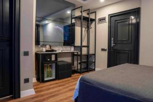 Lucky Monkey Midi Hotel