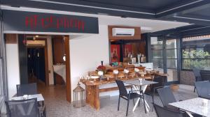 Lucky Monkey Midi Hotel