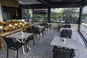 Lucky Monkey Midi Hotel